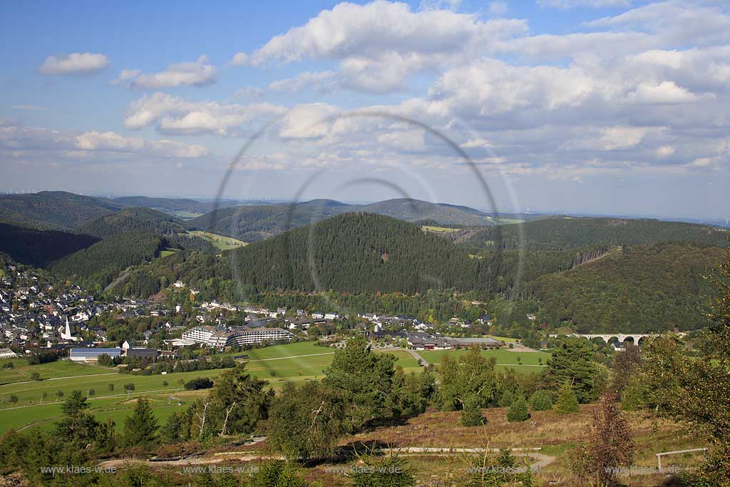 Willingen, Kreis Olpe, Blick vom Ettelsberg auf Stadt mit Viadukt, Sauerland