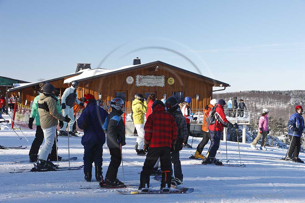 Willingen Upland Skihtte auf dem Ettelsberg mit Skifahrern an einem sonnigen verschneiten Wintertag; Skihut on top of Ettelsberg with ski drivers at a sunny, snoy winterday