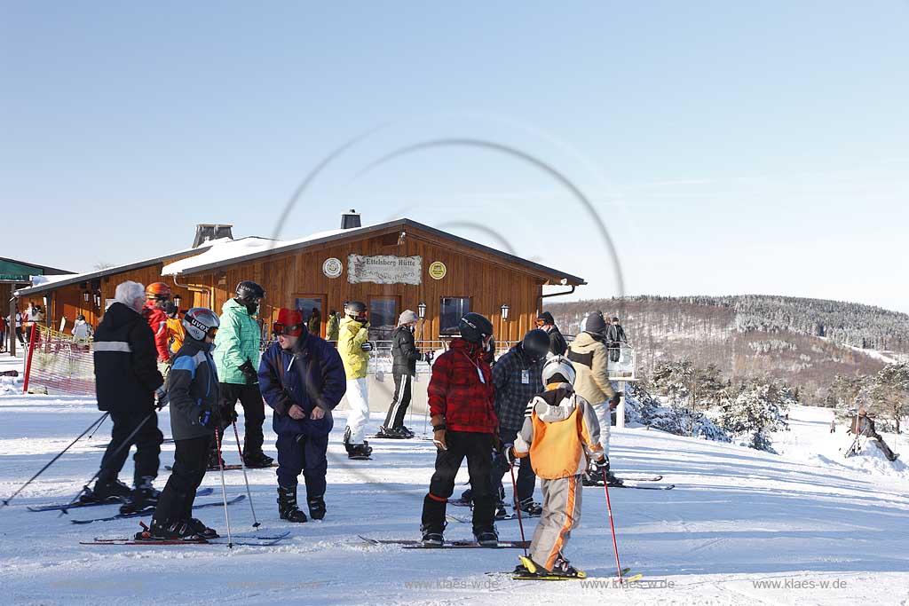 Willingen Upland Skihtte auf dem Ettelsberg mit Skifahrern an einem sonnigen verschneiten Wintertag; Skihut on top of Ettelsberg with ski drivers at a sunny, snoy winterday