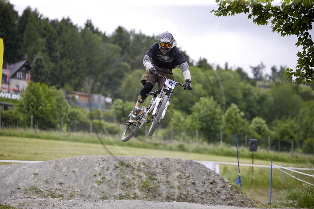 Willingen, Kreis Olpe, Sympatex Bike Festival, Blick auf springende Mountainbike Fahrer, Sauerland
