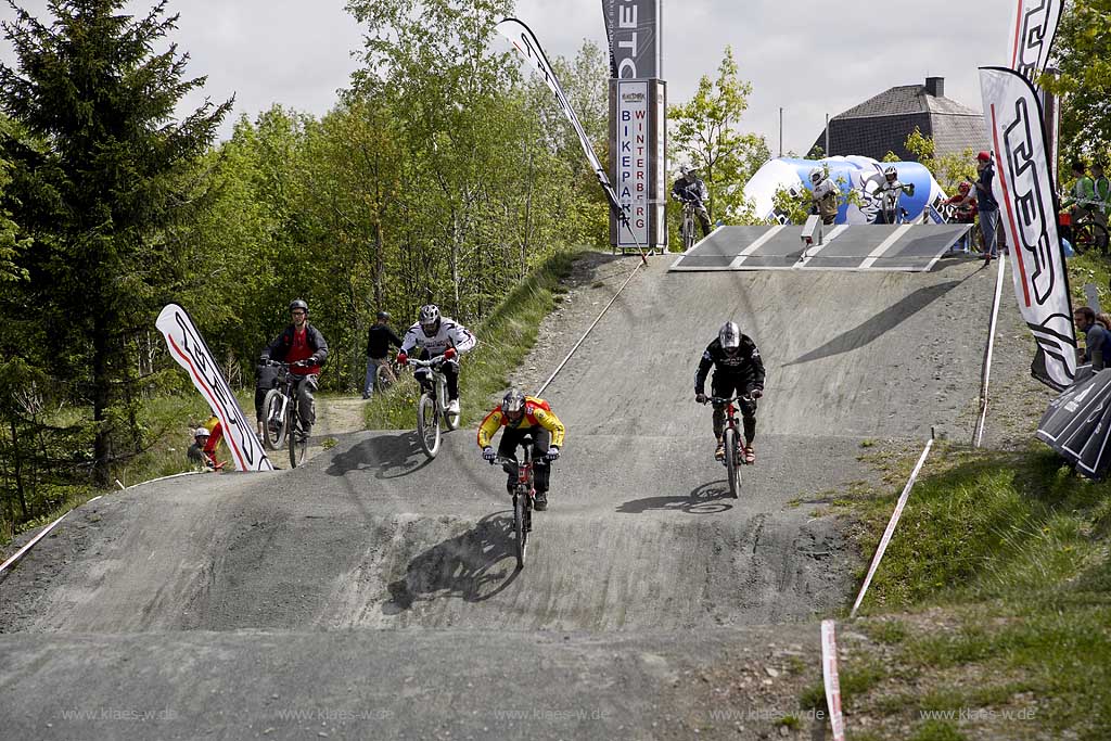 Winterberg, Hochsauerlandkreis, Blick in Bikepark auf Radrennfahrer im Sprung, Freeride Festival, Mountainbike Rennen, Sauerland