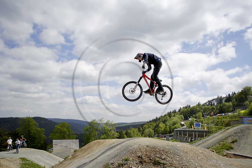 Winterberg, Hochsauerlandkreis, Blick in Bikepark auf Radrennfahrer im Sprung, Freeride Festival, Mountainbike Rennen, Sauerland