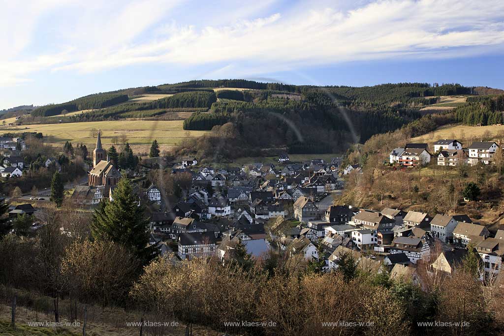 Winterberg, Zschen, Zueschen, Blick auf den Ort mit Pfarrkirche St. Johannes Baptist
