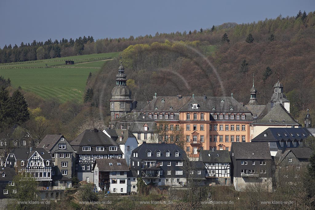 Bad Berleburg, Blick auf Schloss Berleburg in Fruehlingslandschaft; Bad Berleburg, view onto castle Berleburg in springtime landscape