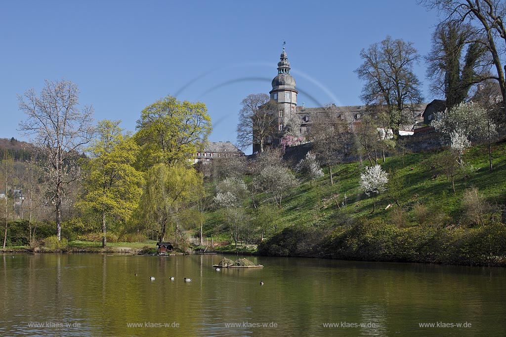 Bad Berleburg, Schlosspark, Blick mit Schlossteich zum Schloss Berleburg; Bad Berleburg, pak with pond and castle Berleburg