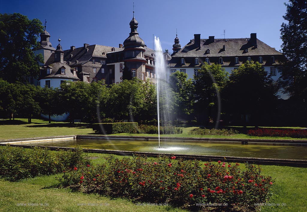 Bad Berleburg, Kreis Siegen-Wittgenstein, Siegerland, Blick auf Schloss Berleburg mit Schlosspark