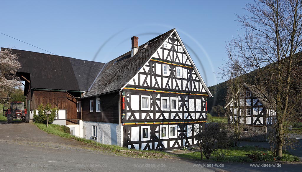 Bad Laasphe Bermershausen., Fachwerrkhof. Ddas im Jahr 1465 erstmals urkundlich erwhnte Dorf hat ca. 200 Einwohner und liegt im oberen Lahntal; Bad Laasphe Bermershasen, old half timbered farmhouse in the small village 