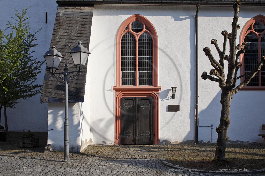 Bad Laasphe, Kirchplatz mit Portal der evangelischen Kirche aus dem 13. Jahrhundert; Bad Laasphe, portal of the evangelic church from 13th century 