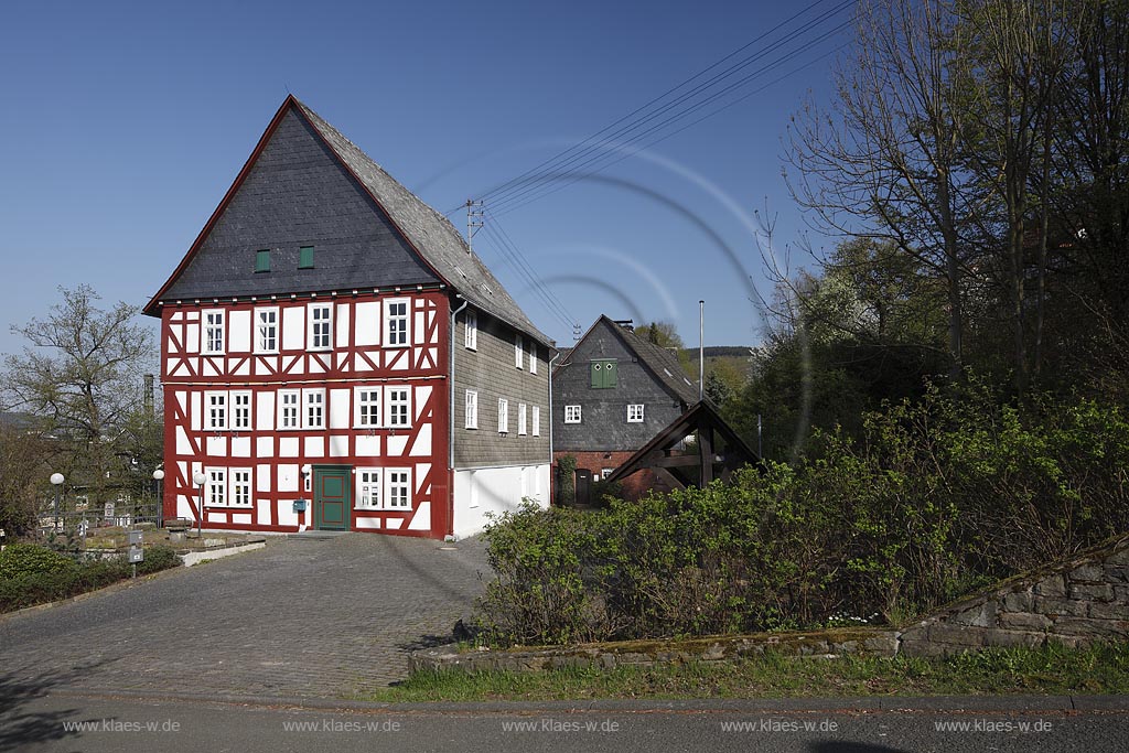 Burbach, die Alte Vogtei ist der etwa 500 Jahre alte nassauische Amts- und Gerichtssitz in Burbach und eines der stattlichsten Fachwerkhaeuser des Siegerlandes; Burbach old  half timbered framework bailiwick 