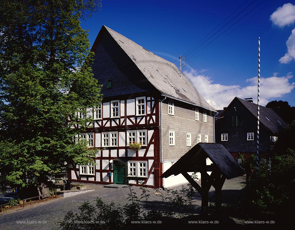 Burbach, Kreis Siegen-Wittgenstein, Siegerland, Blick auf alte Vogtei mit Backhaus