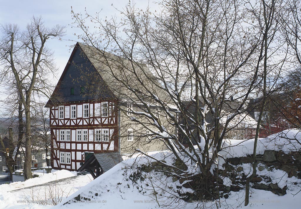 Burbach, Kreis Siegen-Wittgenstein, Siegerland, Blick auf Alte Vogtei mit Brunnen in Winterlandschaft