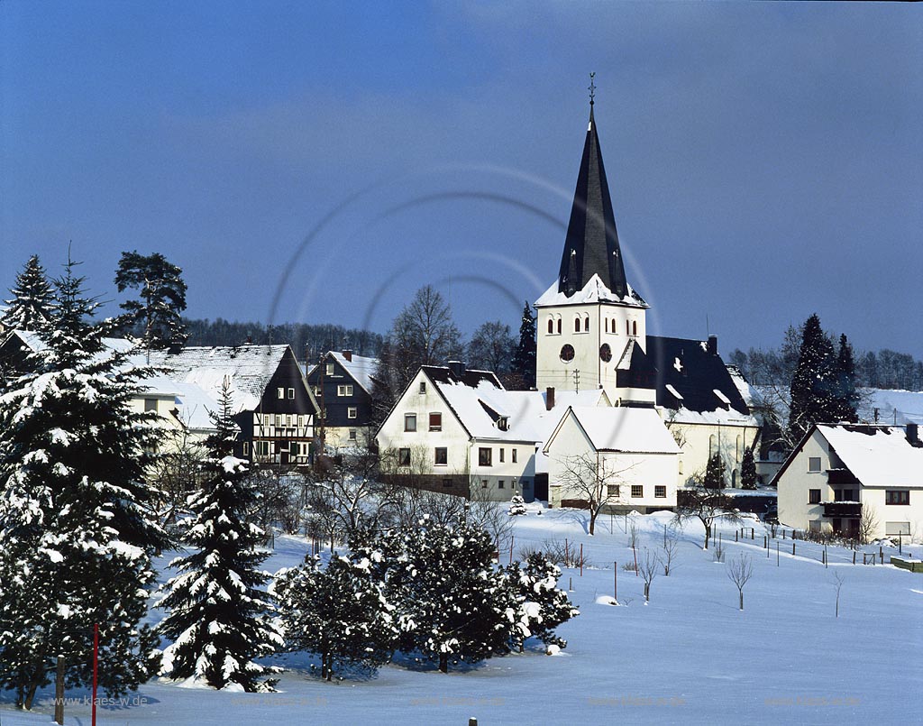 Oberholzklau, Freudenburg, Kreis Siegen-Wittgenstein, Siegerland, Blick auf Ort und Kirche in Winterlandschaft
