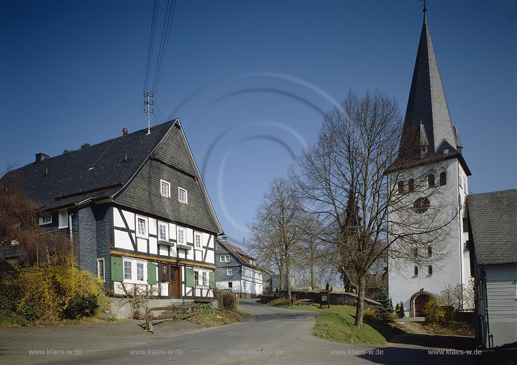 Oberholzklau, Freudenburg, Kreis Siegen-Wittgenstein, Siegerland, Blick auf Kirche mit Pfarrhaus