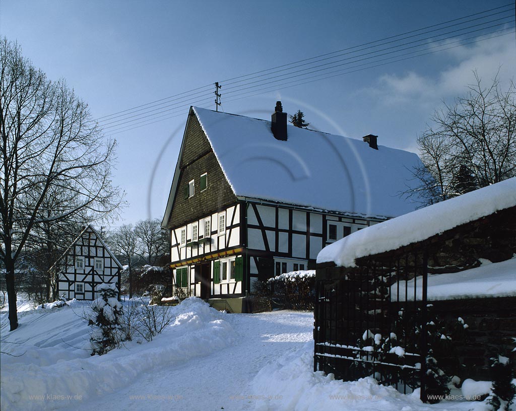 Oberholzklau, Freudenburg, Kreis Siegen-Wittgenstein, Siegerland, Blick auf Pfarrhaus im Winter