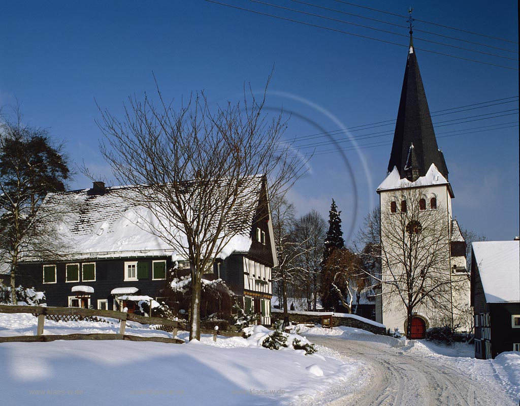 Oberholzklau, Freudenburg, Kreis Siegen-Wittgenstein, Siegerland, Blick auf Pfarrhaus und Kirche im Winter