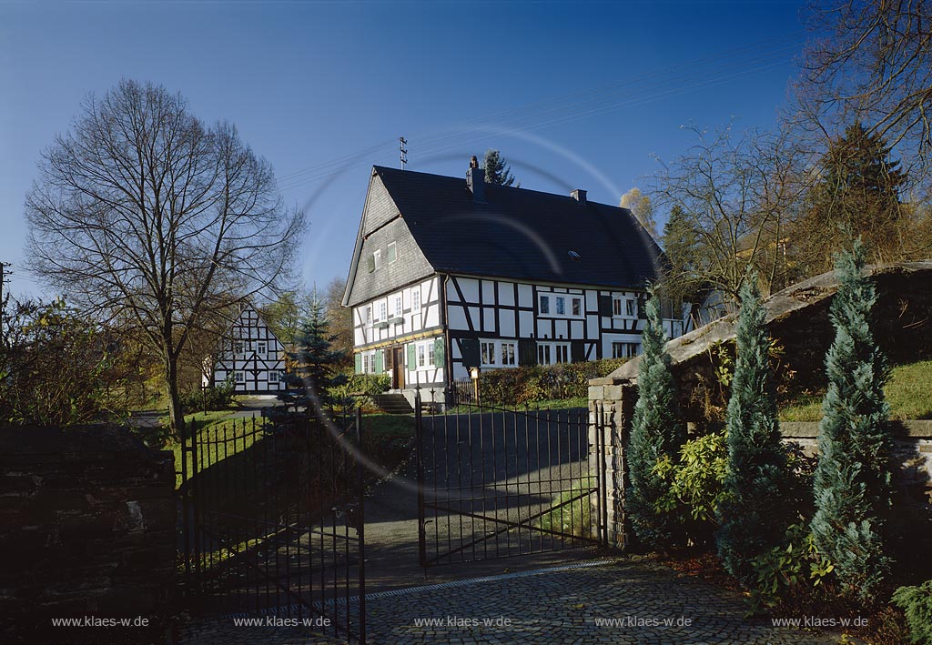 Oberholzklau, Freudenburg, Kreis Siegen-Wittgenstein, Siegerland, Blick auf Pfarrhaus mit Tor zur Kirche