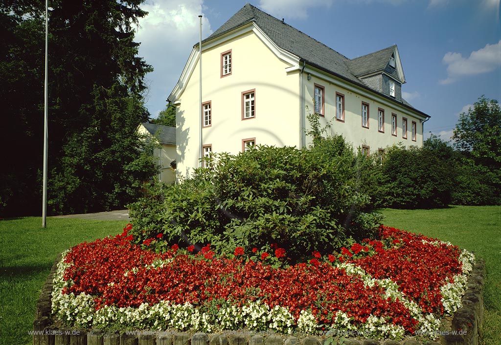 Hilchenbach, Kreis Siegen-Wittgenstein, Siegerland, Blick auf die Wilhelmsburg im Sommer mit Blumenanlage