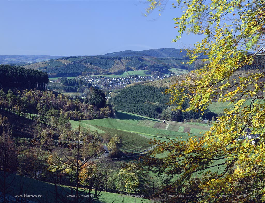 Oberndorf, Hilchenbach, Kreis Siegen-Wittgenstein, Siegerland, Blick von Oberndorfer Hoehe, Hhe auf Ort und Landschaft