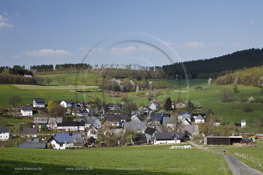 Hilchenbach Ruckersfeld, Blick auf den Ort in Fruehlingslandschaft; Hilchenbach Ruckersfeld, view onto the village in springtime landscape