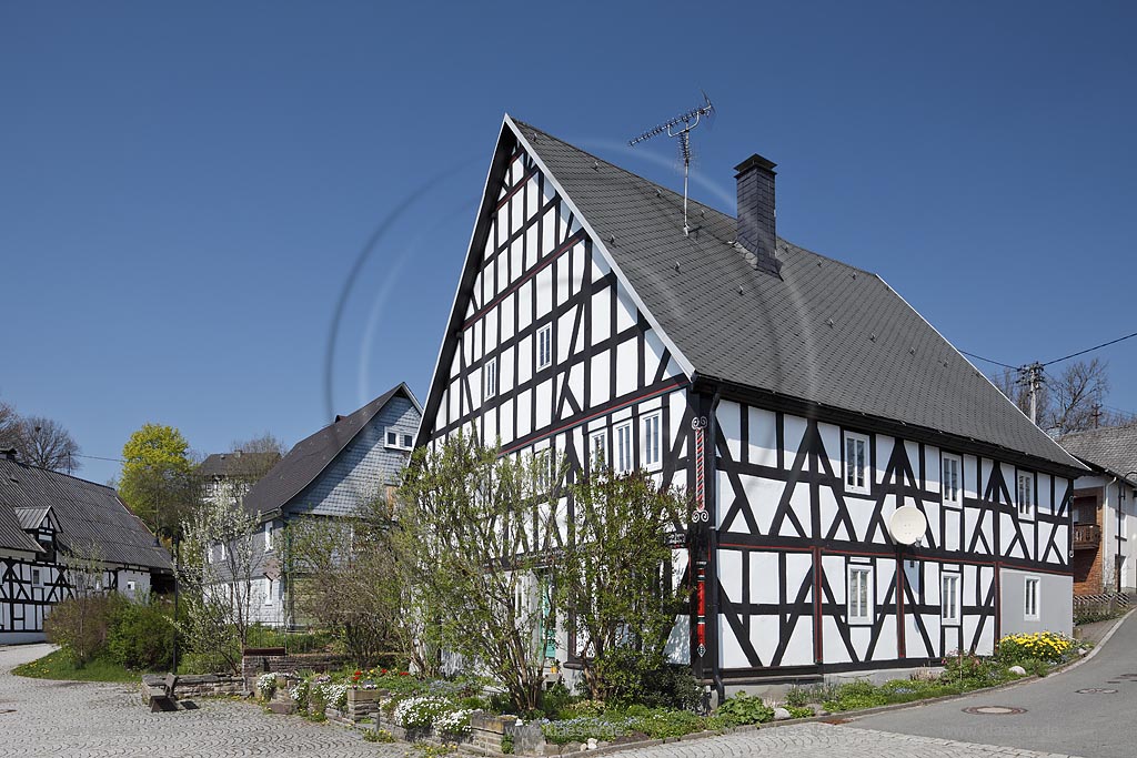 Hilchenbach Ruckersfeld, stattliches Fachwerkhaus im Fruehling; Hilchenbach Ruckersfeld, half timbered framework house in springtime 