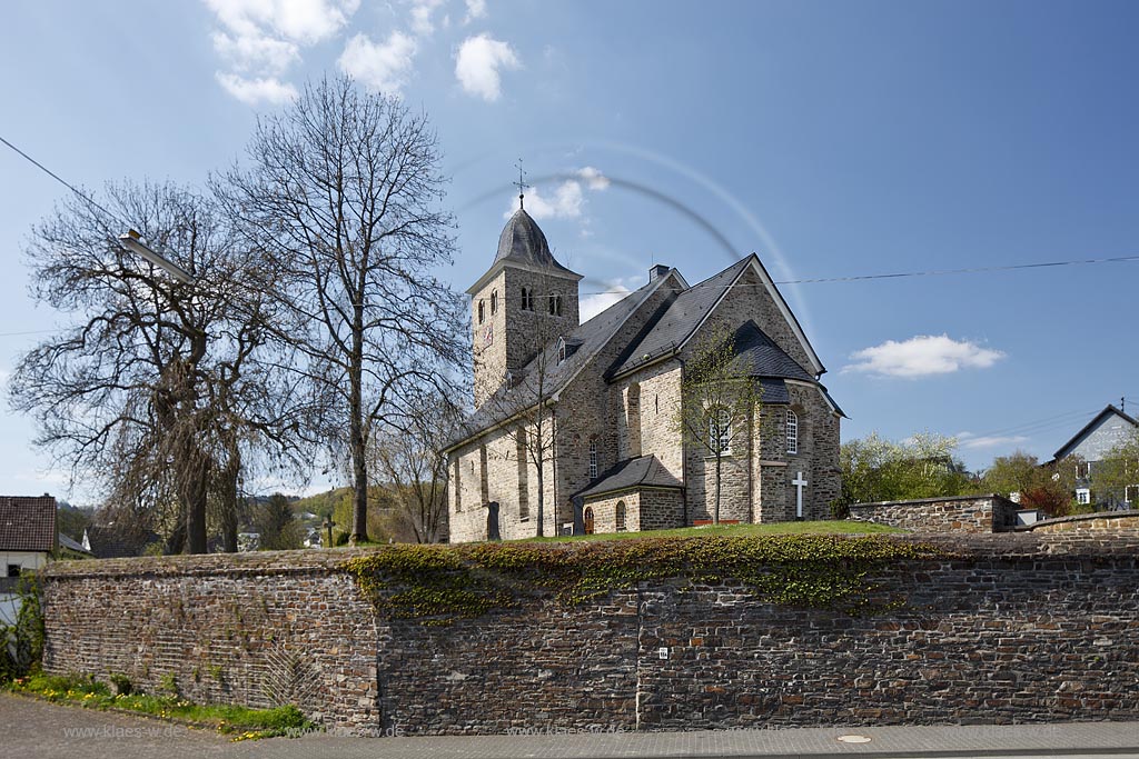 Kreuztal Krombach, evangelische Kirche, alte Wehrkirche im Fruehling; Kreuztal Krombach evangelic parish church in Springtime