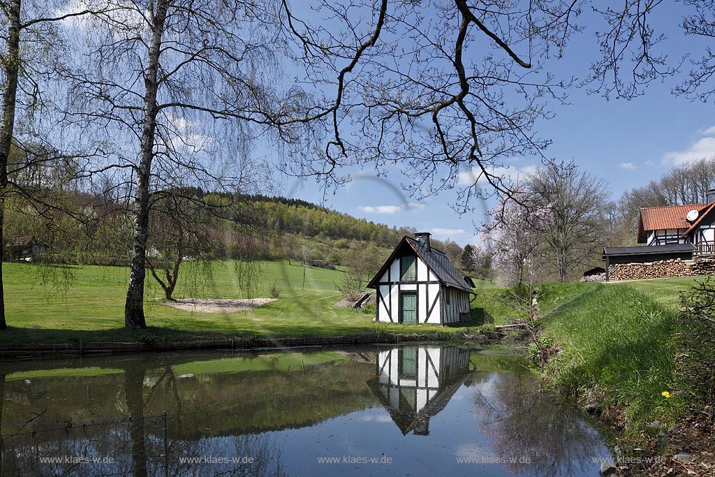 Kreuztal Mittelhees, altes Backhaus, Backes mit Spiegelbild in einem Fischteich, Fruehling; Kreuztal Mittelhees, small framework baking house  with mirror image in a pond at springtime