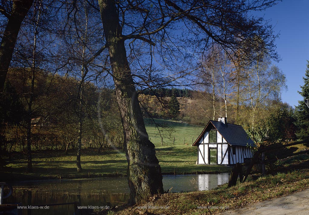 Mittelhees, Kreuztal, Kreis Siegen-Wittgenstein, Siegerland, Blick auf altes Backhaus, Backes mit Teich