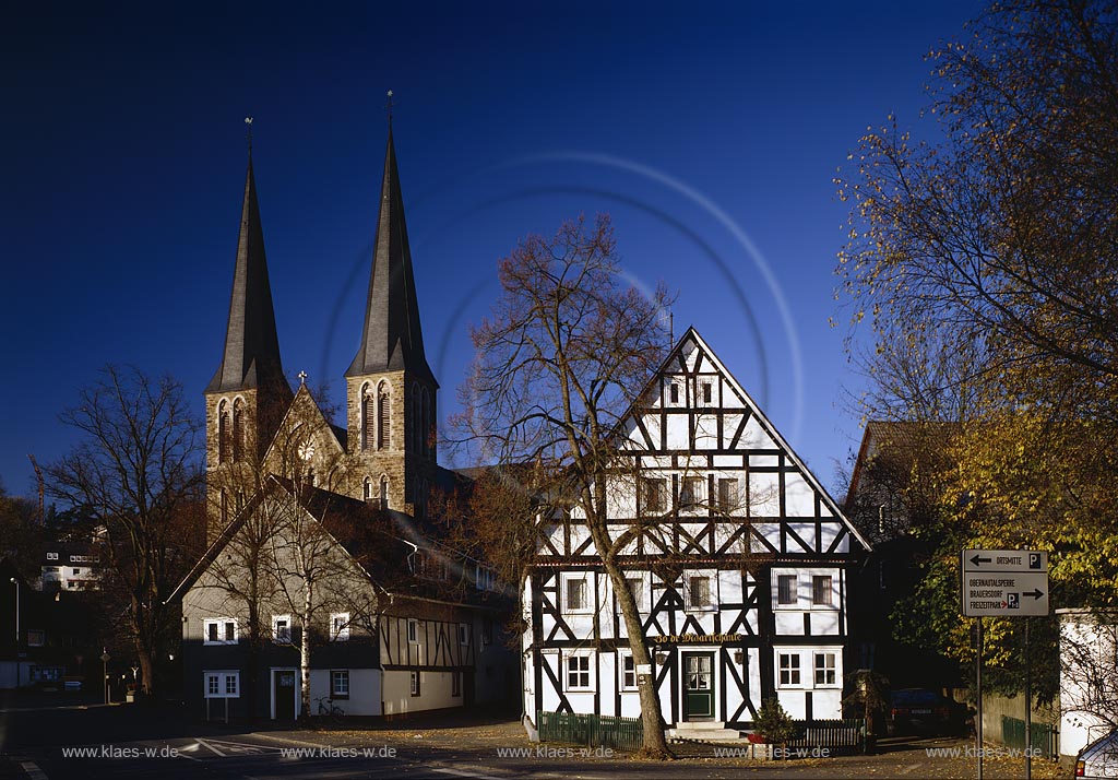 Netphen, Kreis Siegen-Wittgenstein, Siegerland, Blick auf Markt mit Kirche und Fachwerkhaus