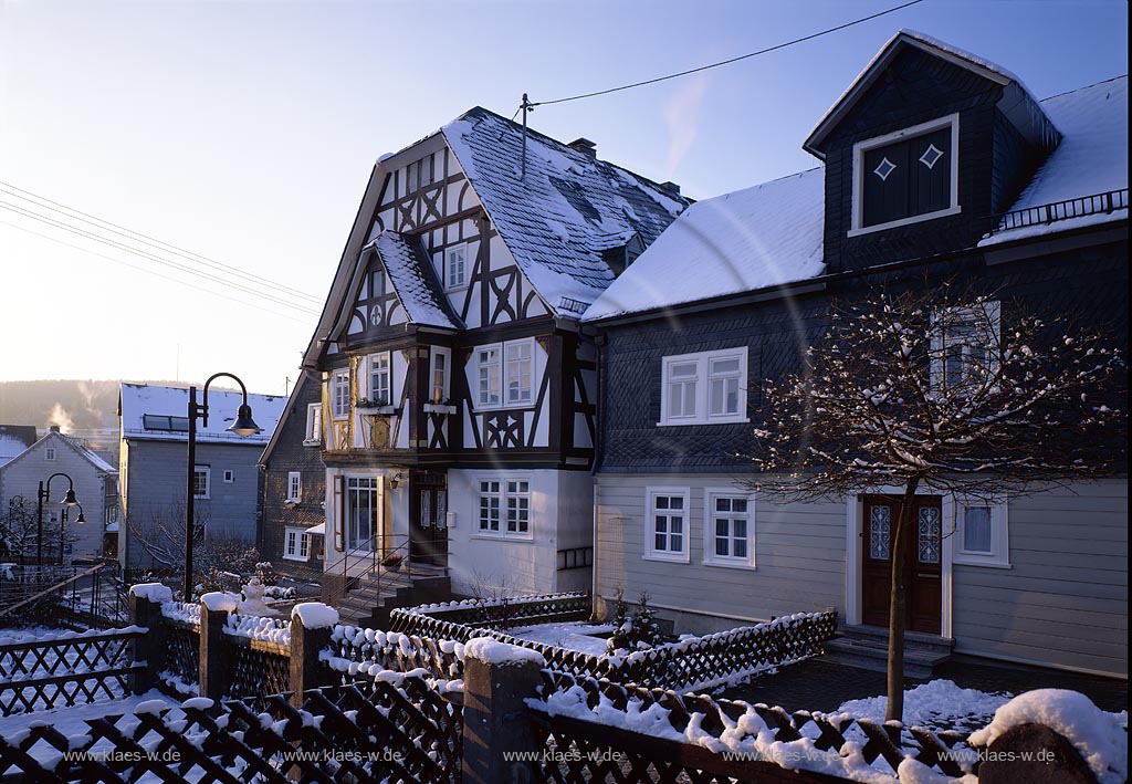 Neunkirchen, Kreis Siegen-Wittgenstein, Siegerland, Blick auf alte Apotheke im Winter