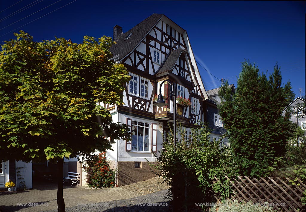 Neunkirchen, Kreis Siegen-Wittgenstein, Siegerland, Blick auf alte Apotheke im Herbst