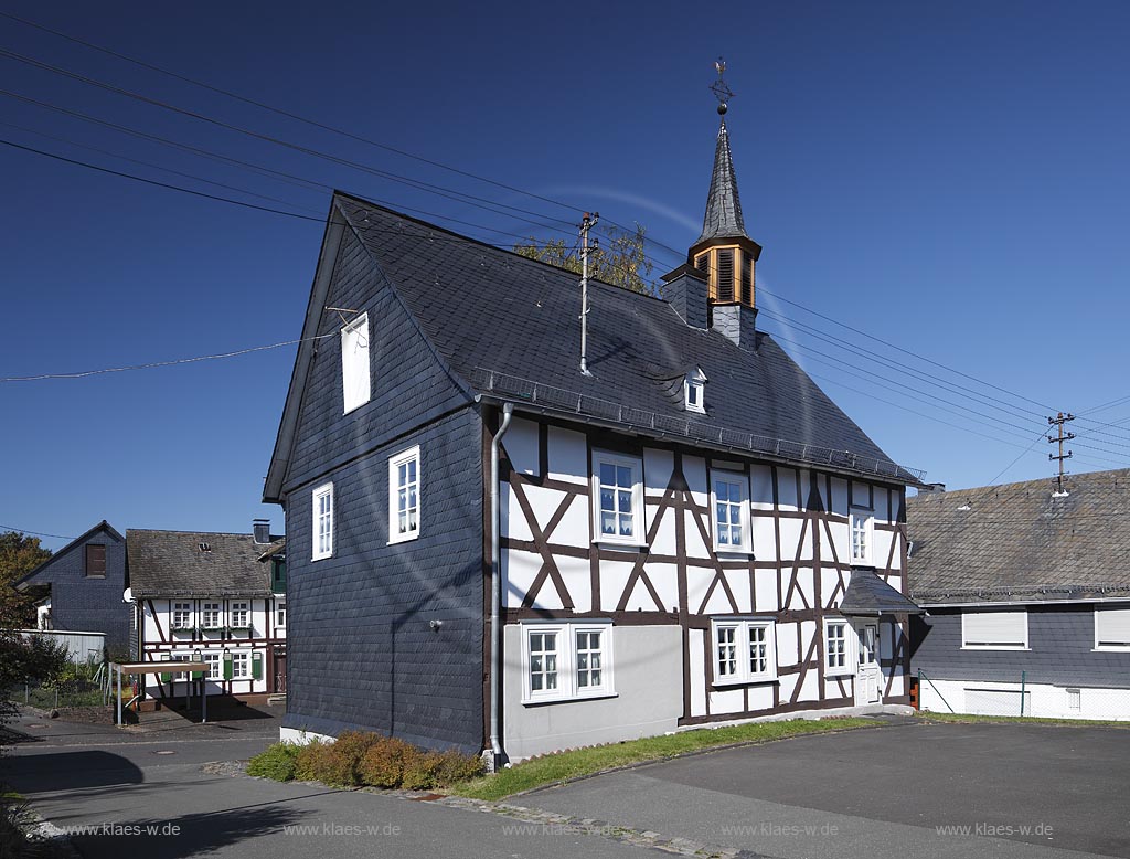 Neunkirchen Wiederstein, die Kapellenschule wurde 1759 erbaut und ist eine der aeltesten noch vorhandenen Schulen im Umkreis, verschiefertes Fachwerk Gebaeude, Schule, Kapelle; Neunkirchen Wiederstein, old half timbered framework schoolchapel.