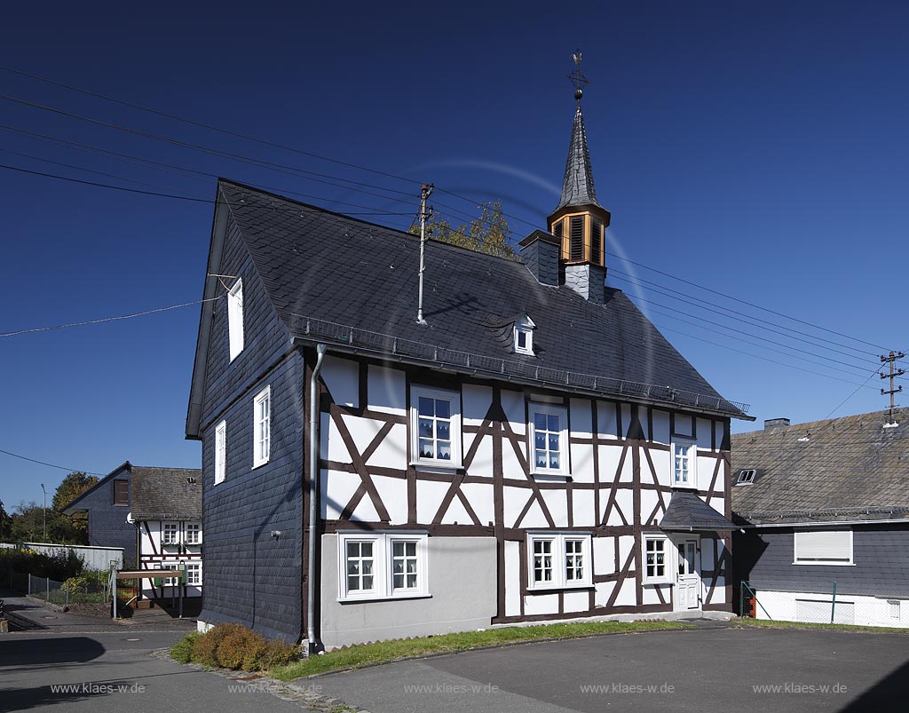 Neunkirchen Wiederstein, die Kapellenschule wurde 1759 erbaut und ist eine der aeltesten noch vorhandenen Schulen im Umkreis, verschiefertes Fachwerk Gebaeude, Schule, Kapelle; Neunkirchen Wiederstein, old half timbered framework schoolchapel.