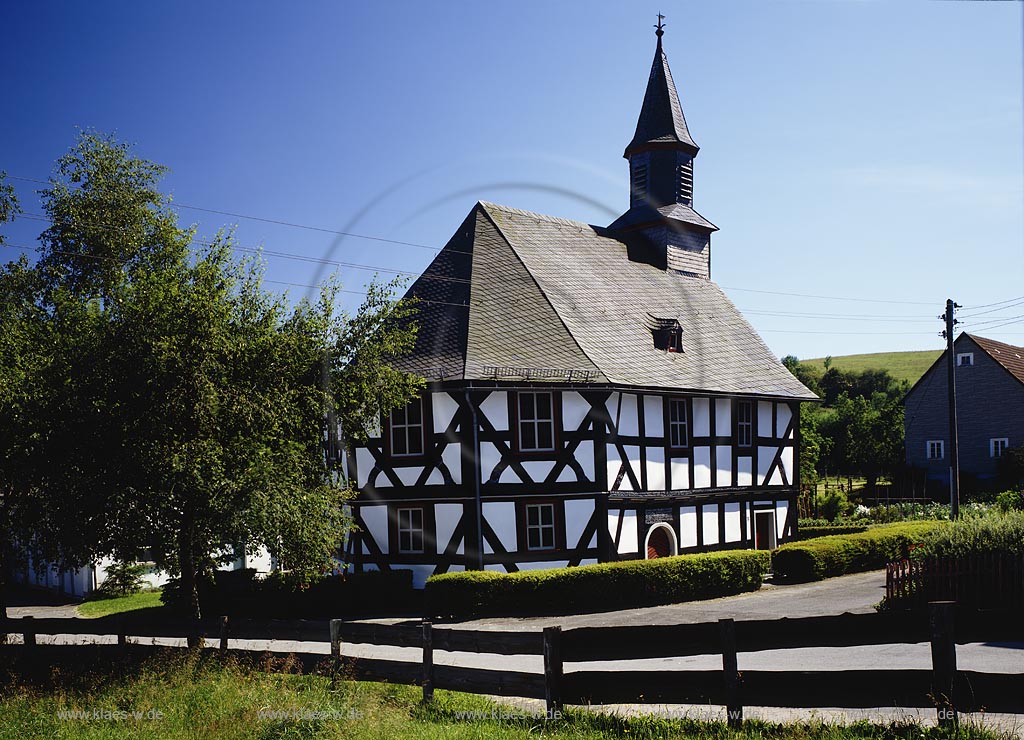 Sassenhausen, Bad Berleburg, Kreis Siegen-Wittgenstein, Siegerland, Blick auf Schulkirche, Fachwerkkirche