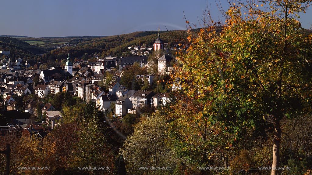 Lindenberg, Siegen, Kreis Siegen-Wittgenstein, Siegerland, Blick auf die Stadt Lindenberg im Herbst