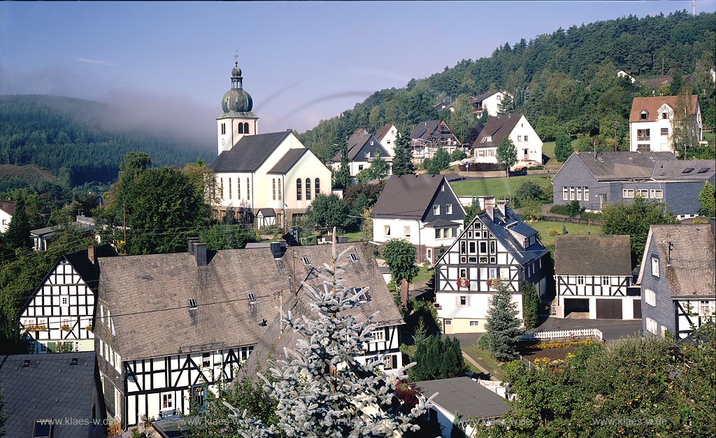 Eisern, Siegen, Kreis Siegen-Wittgenstein, Siegerland, Blick auf den Ort mit Kirche