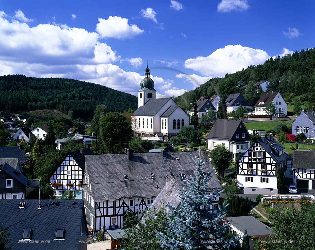 Eisern, Siegen, Kreis Siegen-Wittgenstein, Siegerland, Blick auf Ort mit Kirche