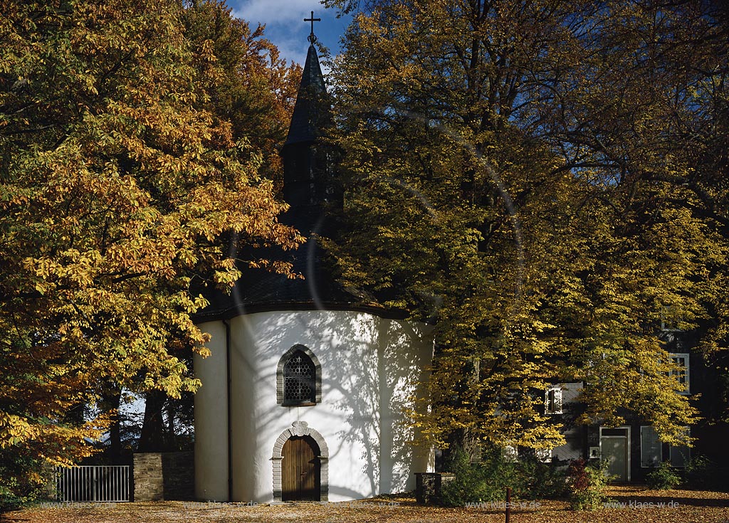 Siegen, Kreis Siegen-Wittgenstein, Siegerland, Blick auf kleine Kapelle, Eremitage, im Herbst
