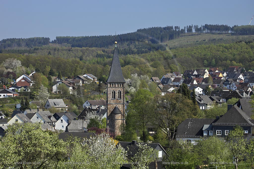 Wilnsdorf, Blick auf den Ort mit dem Turm der evangelischen Kirche in Fruehlingslandschaft; Wilnsdorf, view onto the village with the tower of evangelic church in springtime landscape