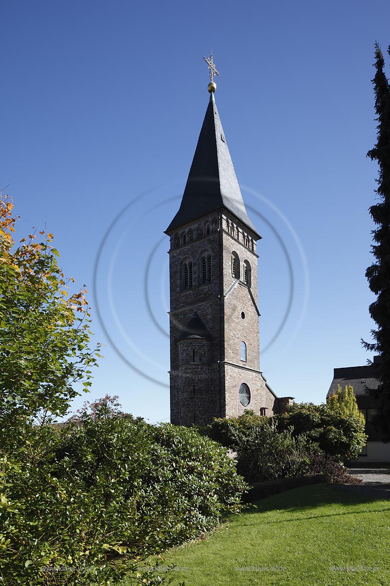 Wilnsdorf, der 36 Meter hohe alte Kirchturm der katholische Kirche St. Martinus  Der Kirchturm an der Nordostseite ist 36 m hoch. Er wurde nach seiner Restaurierung 1997 unter Denkmalschutz gestellt;