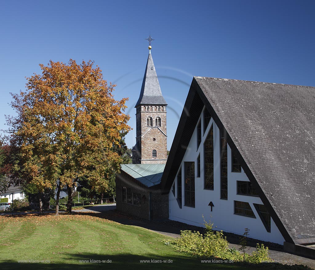 Wilnsdorf, die katholische Kirche St. Martinus Wilnsdorf von 1972 mit dem erhaltenen 36 Meter hohen Kirchturm der alten Kirche aus dem jahre 1889. Er wurde nach seiner Restaurierung 1997 unter Denkmalschutz gestellt;