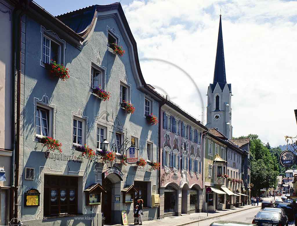 Garmisch-Partenkirchen, Oberbayern, Werdenfelser Land, Blick in die Altstadt auf Fassaden mit Sicht zur Kirche