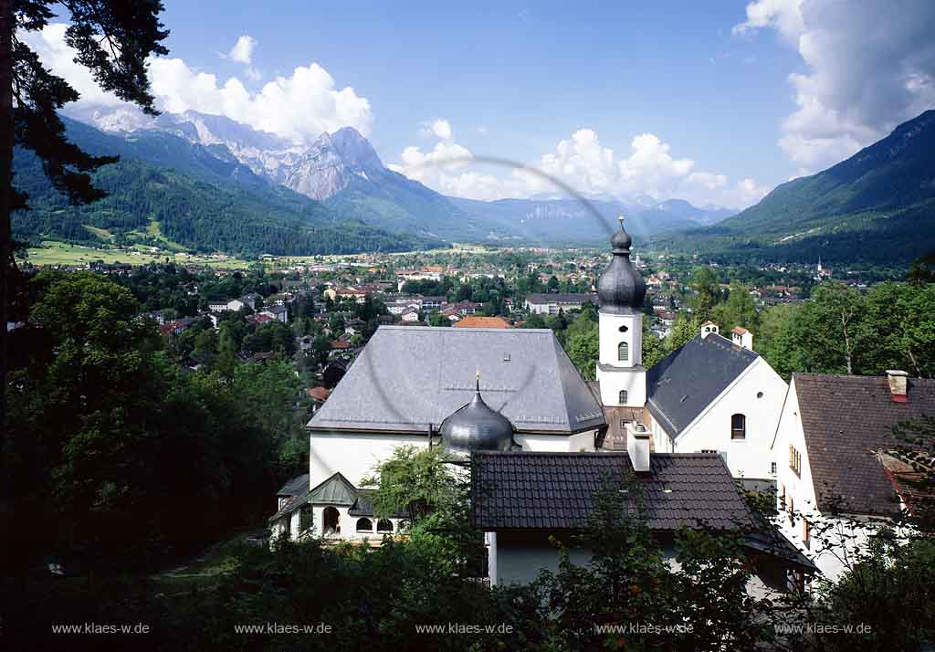 Garmisch-Partenkirchen, Oberbayern, Werdenfelser Land, Blick ber, ueber Kirche St. Anton auf den Ort mit Sicht auf Landschaft und Berge