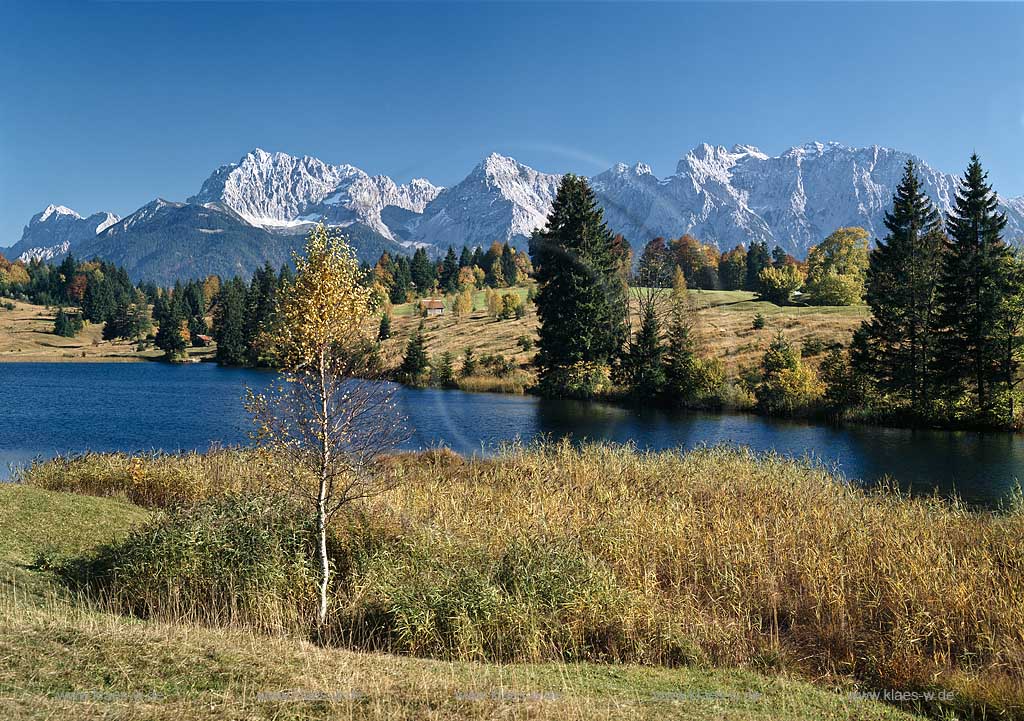 Geroldsee gegen Karwendel in Herbstlandschaft; Lake Geroldsee in autumn landscape with Karwendel rocks in the background 