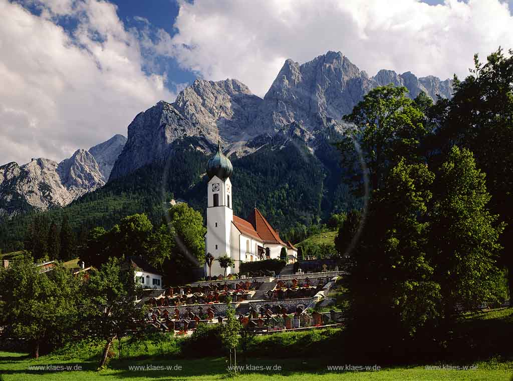 Grainau, Garmisch-Partenkirchen, Oberbayern, Werdenfelser Land, Blick auf Pfarrkirche mit Sicht auf Berg Waxenstein