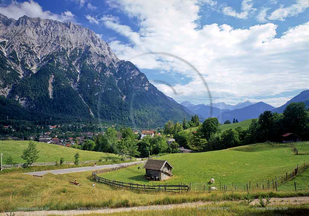 Mittenwald, Garmisch-Partenkirchen, Oberbayern, Werdenfelser Land, Groebelalm, Krawendelgebirge, Blick auf Groebelalm und Landschaft mit Sicht auf Krawendelwand