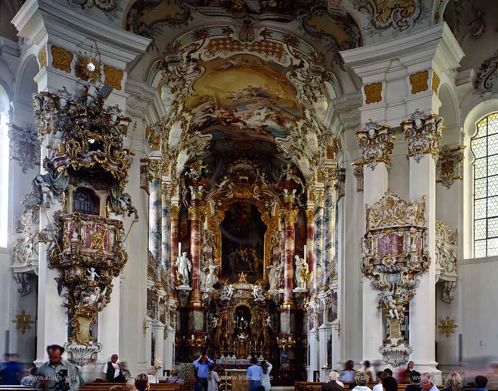 Wies, Freising, Oberbayern, Werdenfelser Land, Blick in katholische Wallfahrtskirche Wieskircke mit Besuchern
