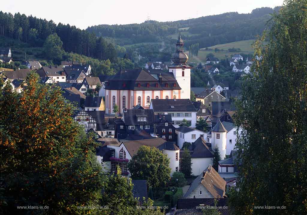 Daaden, Landkreis Altenkirchen, Westerwald, Blick auf Ort mit Barockkirche
