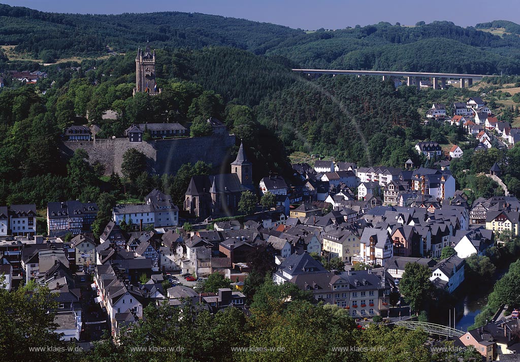 Dillenburg, Blick auf die Stadt und Landschaft mit Wilhelmsturm, Lahn-Dill-Kreis, Hessen, Westerwald