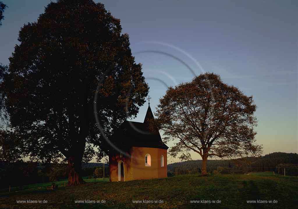 Friesenhagen, Landkreis Altenkirchen, Westerwald, Kirchen, Blick auf rote Kapelle im Abendlicht