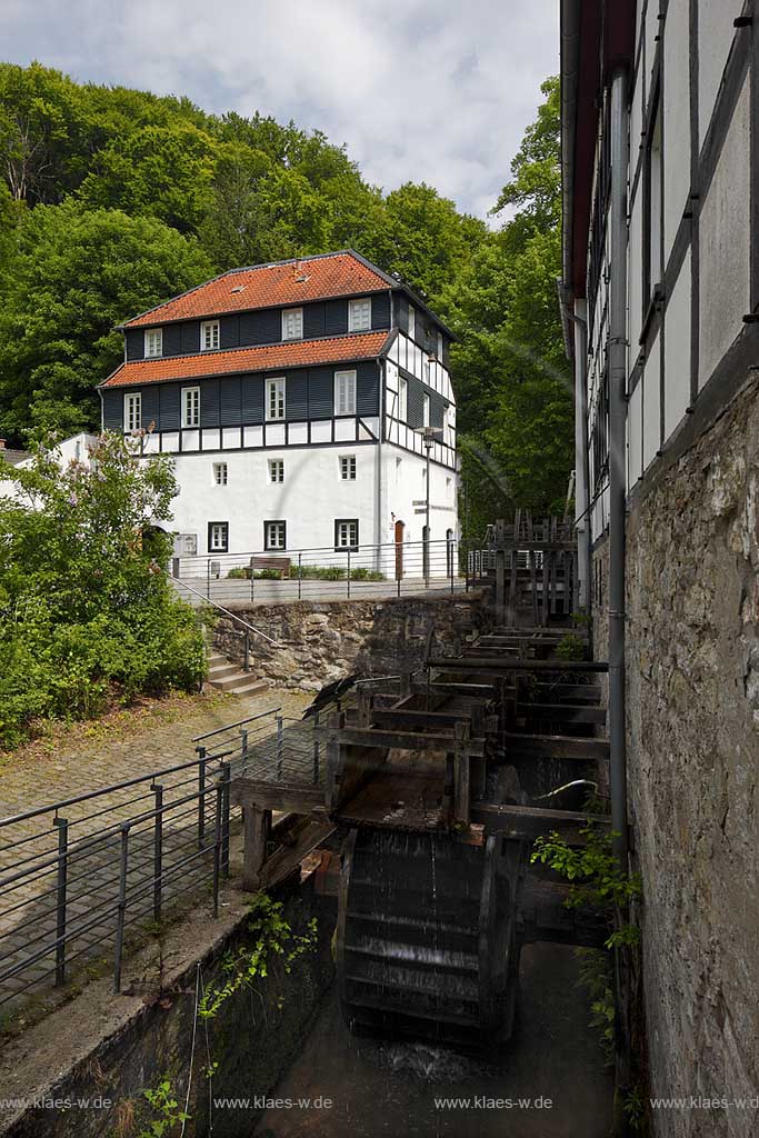 Bergisch Gladbach LVR Industriemuseum Papiermuehle Alte Dombach, Ensemble mit Haus 4 links und 3 Papiermuehle rechts der Muehlgraben mit Muehlrad; Rhineland Industrial Museum The Old Dombach paper Mill